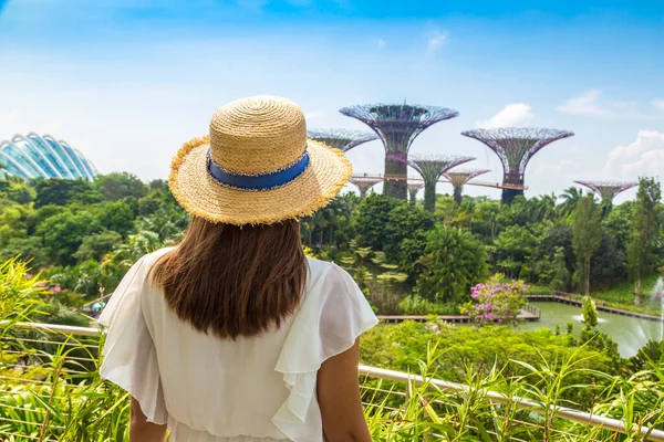 Singapore Haziran 2019 Singapur Körfezi Yakınlarındaki Gardens Beyaz Elbise Hasır — Stok fotoğraf