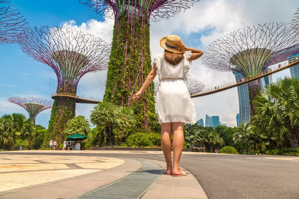 Singapore Haziran 2019 Singapur Körfezi Yakınlarındaki Gardens Beyaz Elbise Hasır — Stok fotoğraf