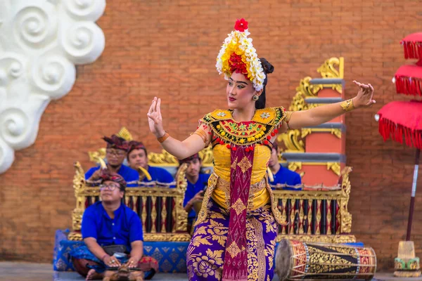 Bali Indonesia Febbraio 2020 Danza Tradizionale Balinese Eseguita Nel Parco — Foto Stock