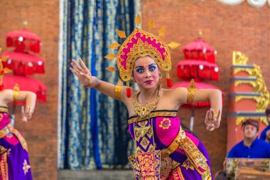 BALI, INDONEZYA - 28 Şubat 2020: Endonezya Bali 'deki GWK Garuda Wisnu Kencana Kültür Parkı' nda geleneksel bale dansı