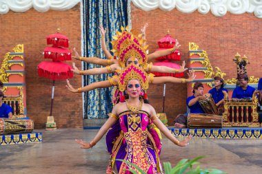 BALI, INDONEZYA - 28 Şubat 2020: Endonezya Bali 'deki GWK Garuda Wisnu Kencana Kültür Parkı' nda geleneksel bale dansı