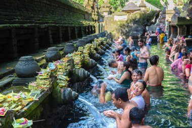 BALI, INDONEZYA - 28 Şubat 2020: Bali halkı Endonezya 'nın Bali kentindeki Pura Tirta Empul Tapınağı' ndaki kutsal havuzda dua ediyor