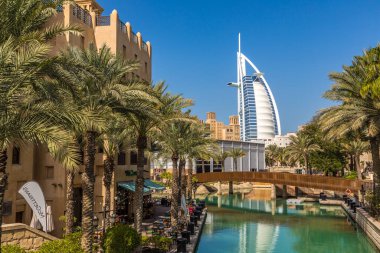 DUBAI, BİRLİK ARAB EMIRATES - 31 HAZİRAN 2020: Birleşik Arap Emirlikleri, Dubai 'de bir yaz günü, Madinat Jumeirah lüks otelinden Burj Al-Arap oteline bakın