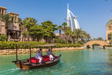 DUBAI, BİRLİK ARAB EMIRATES - 31 HAZİRAN 2020: Birleşik Arap Emirlikleri, Dubai 'de bir yaz günü, Madinat Jumeirah lüks otelinden Burj Al-Arap oteline bakın