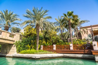DUBAI, BİRLİK ARAB EMIRATES - 31 Ocak 2020: Madinat Jumeirah lüks oteli, güneşli bir günde Dubai 'de, Birleşik Arap Emirlikleri