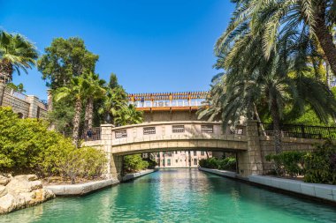 DUBAI, BİRLİK ARAB EMIRATES - 31 Ocak 2020: Madinat Jumeirah lüks oteli, güneşli bir günde Dubai 'de, Birleşik Arap Emirlikleri