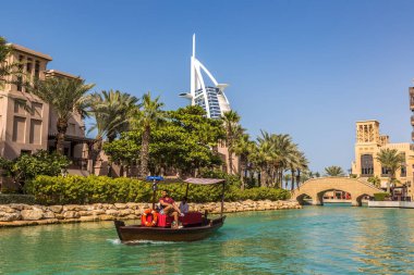 DUBAI, BİRLİK ARAB EMIRATES - 31 HAZİRAN 2020: Birleşik Arap Emirlikleri, Dubai 'de bir yaz günü, Madinat Jumeirah lüks otelinden Burj Al-Arap oteline bakın