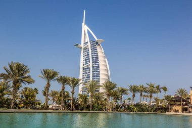 DUBAI, BİRLİK ARAB EMIRATES - 31 HAZİRAN 2020: Birleşik Arap Emirlikleri, Dubai 'de bir yaz günü, Madinat Jumeirah lüks otelinden Burj Al-Arap oteline bakın