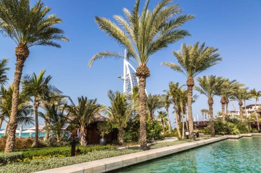 DUBAI, BİRLİK ARAB EMIRATES - 31 HAZİRAN 2020: Birleşik Arap Emirlikleri, Dubai 'de bir yaz günü, Madinat Jumeirah lüks otelinden Burj Al-Arap oteline bakın