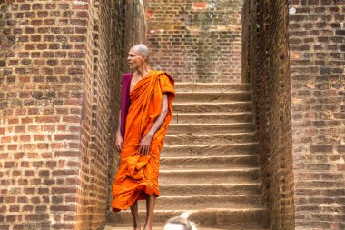 SIGIRIYA, SRI LANKA - 15 Şubat 2020: Sigiriya, Sri Lanka 'daki Lion Rock kalesinin Aslan Pençesi Kaya girişindeki Budist keşiş