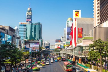 BANGKOK, THAILAND - 23 Şubat 2020: Bangkok şehir merkezindeki işlek bir yolda yukarıdan görüntü