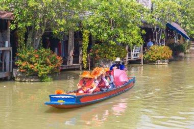 PATTAYA, THAILAND - 11 Mart 2020: Pattaya, Tayland 'da bir yaz günü yüzen pazar