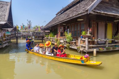 PATTAYA, THAILAND - 11 Mart 2020: Pattaya, Tayland 'da bir yaz günü yüzen pazar