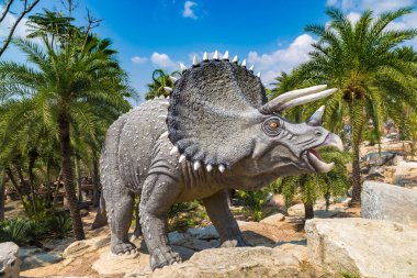 PATTAYA, THAILAND - 23 Şubat 2020 Dinozor Vadisi mi? Nong Nooch Tropikal Botanik Bahçesi, Pattaya, Tayland güneşli bir günde