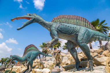 PATTAYA, THAILAND - 23 Şubat 2020 Dinozor Vadisi mi? Nong Nooch Tropikal Botanik Bahçesi, Pattaya, Tayland güneşli bir günde