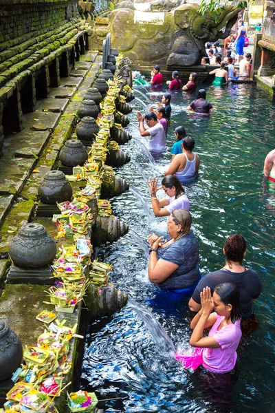 Bali Indonésia Fevereiro 2020 Povo Balinês Reza Piscina Água Benta — Fotografia de Stock