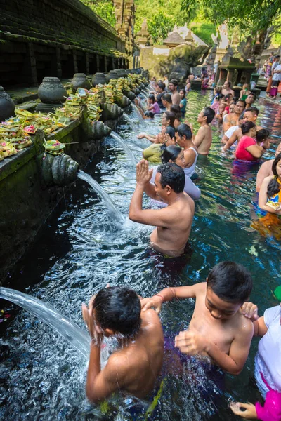 バリ島 インドネシア 2020年2月28日 インドネシアのバリにあるプーラ ティルタ エンプル寺院で バリの人々はプールの聖水で祈ります — ストック写真