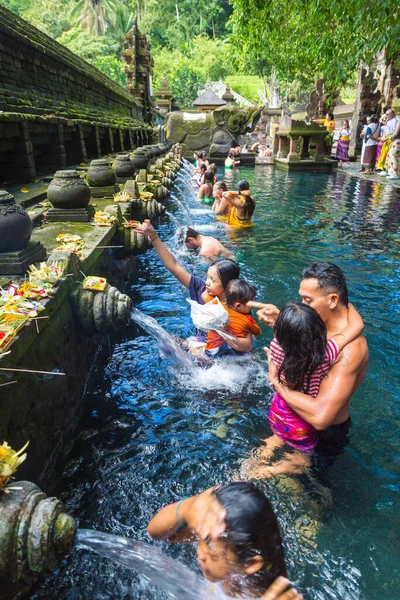 Bali Indonésia Fevereiro 2020 Povo Balinês Reza Piscina Água Benta — Fotografia de Stock