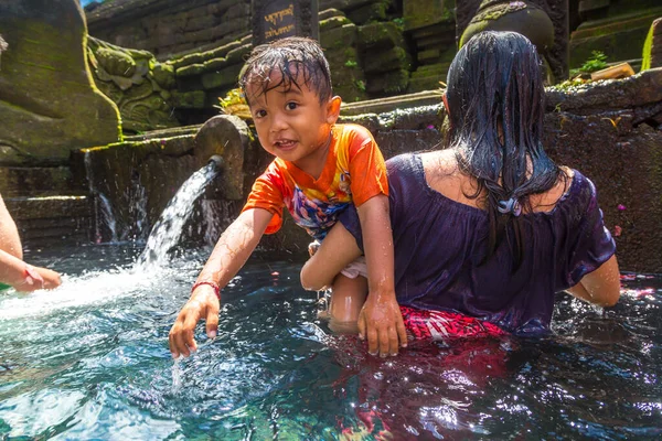 Bali Indonesien 2020 Balinesiska Folket Ber Poolen Heligt Vatten Pura — Stockfoto