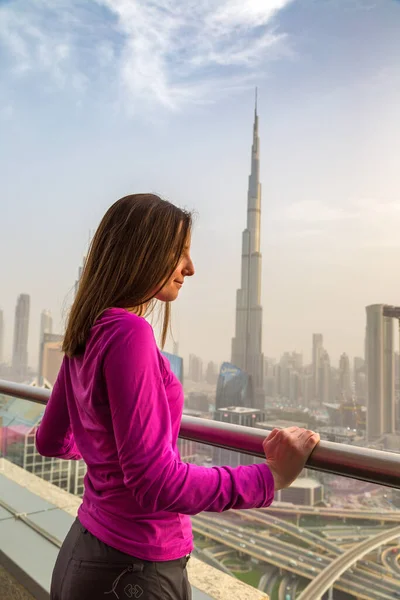 Dubai Rli Arab Emirates Hazi Ran 2020 Kadın Bir Balkonda — Stok fotoğraf