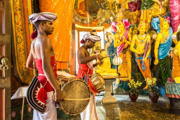 Colombo Sri Lanka Fevereiro 2020 Bateristas Tradicionais Templo Budista Gangaramaya — Fotografia de Stock