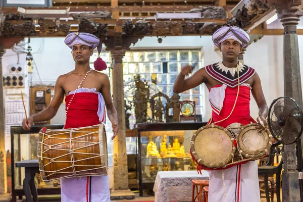 Colombo Sri Lanka Fevereiro 2020 Bateristas Tradicionais Templo Budista Gangaramaya — Fotografia de Stock