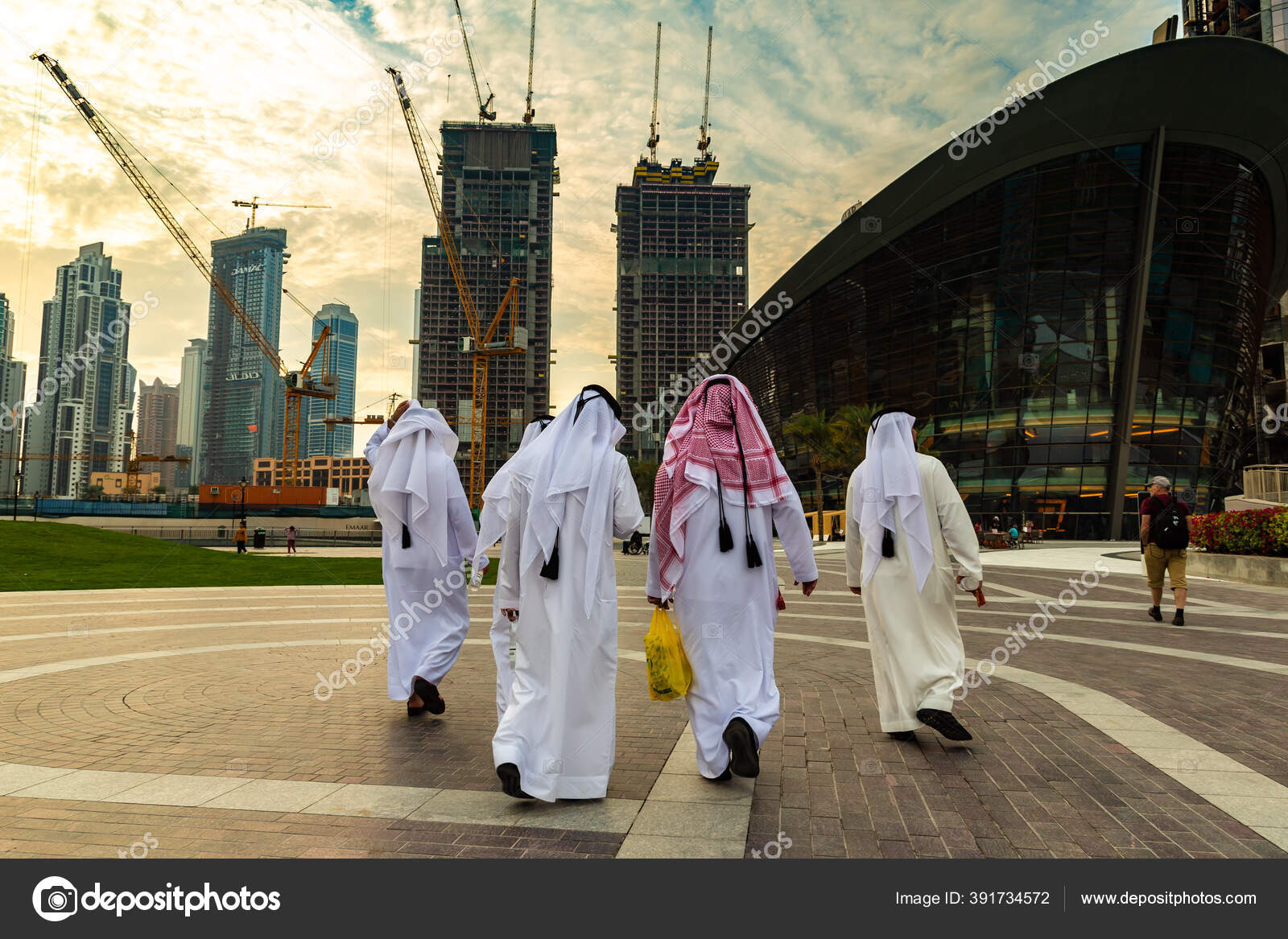 Dubai Uae April 2020 아랍에미리트 두바이에서 전통적 남자들 — 스톡 에디토리얼 사진 © bloodua #391734572