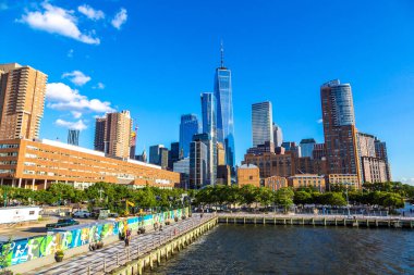 NEW YORK CITY, ABD - 15 Mart 2020: Manhattan şehir merkezi ve Hudson nehrinin panoramik manzarası, ABD
