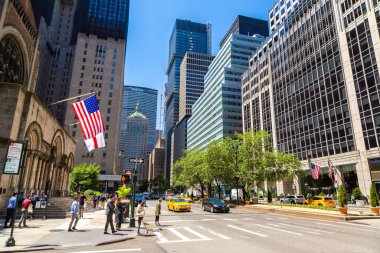 NEW YORK CITY, ABD - 15 Mart 2020: ABD bayrağı New York City, ABD 'de Manhattan şehir merkezindeki bir binada