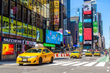 NEW YORK CITY, ABD - 15 Mart 2020: Times Square 'deki sarı taksi ABD' nin New York şehrinin bir sembolüdür