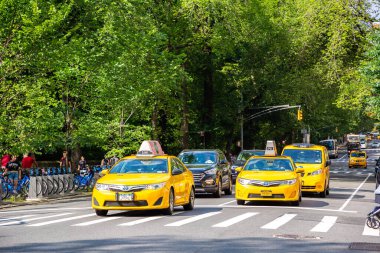 NEW YORK CITY, ABD - 29 Mart 2020: New York, ABD 'de Beşinci Cadde' de sarı taksi