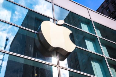 NEW YORK CITY, ABD - 15 Mart 2020: New York, ABD 'deki Apple Fifth Avenue' de Apple mağaza logosu