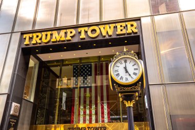 NEW YORK CITY, ABD - 29 Mart 2020: New York City, ABD 'deki Sokak Saati ve Trump Tower binası