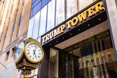 NEW YORK CITY, ABD - 29 Mart 2020: New York City, ABD 'deki Sokak Saati ve Trump Tower binası