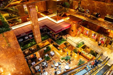 NEW YORK CITY, ABD - 29 Mart 2020: New York City, ABD 'deki Trump Tower binasının içi