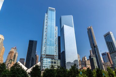 NEW YORK CITY, ABD - 29 Mart 2020: New York, ABD 'de Üç Dünya Ticaret Merkezi ve Dört Dünya Ticaret Merkezi Kuleleri