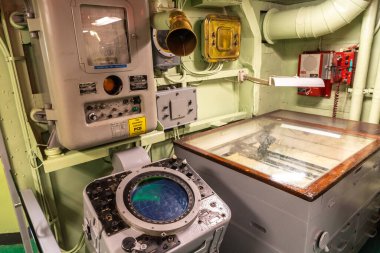 NEW YORK CITY, ABD - 29 Mart 2020: New York, ABD 'deki USS Intrepid uçak gemisinde yeşil askeri radar ekranı