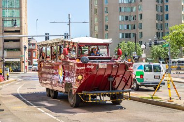 BOSTON, ABD - 29 Mart 2020: Boston Duck Tours otobüsü Boston, Massachusetts, ABD