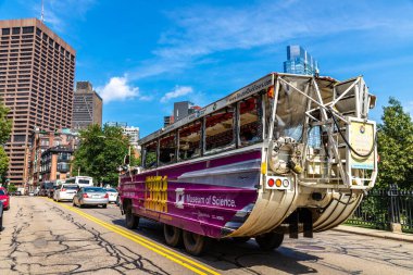 BOSTON, ABD - 29 Mart 2020: Boston Duck Tours otobüsü Boston, Massachusetts, ABD