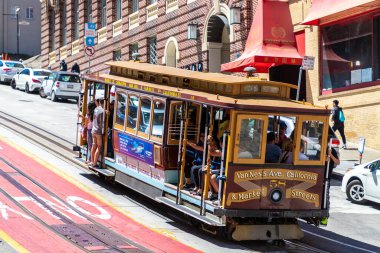 SAN FRANCISCO, ABD - 29 Mart 2020: San Francisco, Kaliforniya, ABD 'deki Cable Car tramvayı