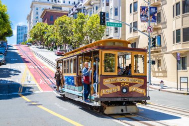 SAN FRANCISCO, ABD - 29 Mart 2020: San Francisco, Kaliforniya, ABD 'deki Cable Car tramvayı