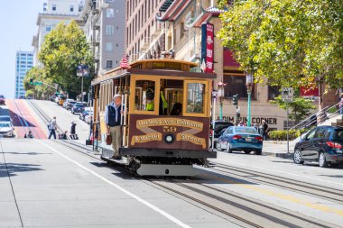 SAN FRANCISCO, ABD - 29 Mart 2020: San Francisco, Kaliforniya, ABD 'deki Cable Car tramvayı