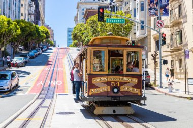 SAN FRANCISCO, ABD - 29 Mart 2020: San Francisco, Kaliforniya, ABD 'deki Cable Car tramvayı