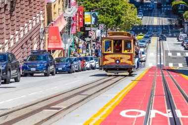 SAN FRANCISCO, ABD - 29 Mart 2020: San Francisco, Kaliforniya, ABD 'deki Cable Car tramvayı