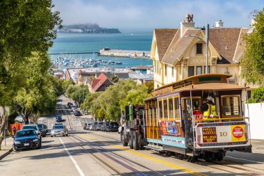 SAN FRANCISCO, ABD - 29 Mart 2020: The Cable car tramvay ve Alcatraz hapishane adası San Francisco, Kaliforniya, ABD