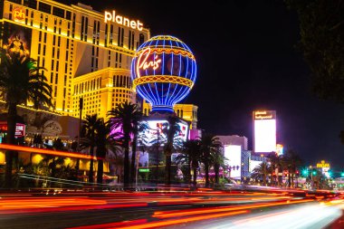 LAS VEGAS, ABD - 29 Mart 2020: Gece Las Vegas, Nevada, ABD 'deki Planet Hollywood ve Paris Las Vegas oteli ve kumarhanesi