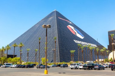 LAS VEGAS, ABD - 29 Mart 2020: Las Vegas, Nevada, ABD 'deki Luxor Hotel ve Kumarhanesi