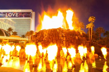 LAS VEGAS, ABD - 29 Mart 2020: Las Vegas, Nevada 'daki Mirage Otel ve Kumarhanesinde Yapay Volkan Patlaması