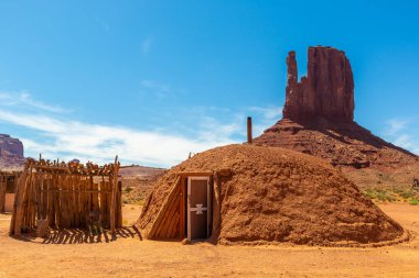 ARIZONA, ABD - 29 Mart 2020: Navajo ulusu rezervasyonundaki Amerikan yerlileri Arizona, Monument Valley, ABD