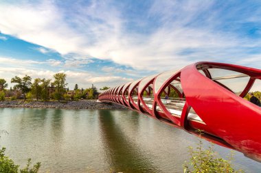 CALGARY, CANADA - 2 Nisan 2020: Güneşli bir günde Kanada 'nın Calgary şehrinde Bow Nehri üzerindeki Barış Köprüsü